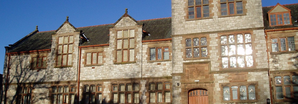 Elegance in Home Decoration: Tiles, Porcelain, and the Enchanting Towns and Boroughs around Bangor, Gwynedd